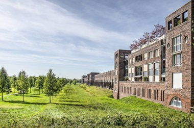 Den Bosch, Hollanda, 20 Eylül 2019: Haverleij konut kalesinin güney doğu yüzü boyunca, yeşil çevresi ile güçlü bir kontrast