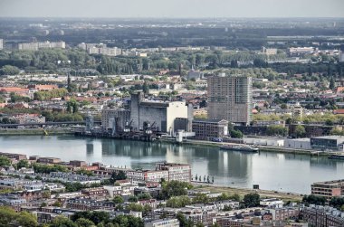 Rotterdam, Hollanda, 19 Eylül 2019: Katendrecht ve Charlois mahalleleri, Maashaven limanı ve eski Maas tahıl silosu ile southbank havadan görünümü