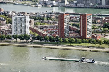 Rotterdam, Hollanda, 19 Eylül 2019: Katendrecht ve Charlois mahalleleri, Maashaven limanı ve eski Maas tahıl silosu ile southbank havadan görünümü