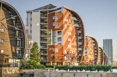 Den Bosch, Hollanda, 20 Eylül 2019: Palace Quarter'daki konut ların sırası, biri ahşap cepheli, diğeri tuğla, dikkat çekici bir yelken benzeri tasarıma sahip