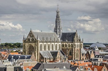 Haarlem, Hollanda, 9 Eylül 2019: Saint Bavo kilisesinin kırmızı ve gri çatı döşenmiş evlerin üzerinde yükseldiği şehir merkezinin havadan görünümü