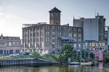 Den Bosch, Hollanda, 20 Eylül 2019: Dieze nehri boyunca eski fabrikalara ve endüstriyel tesislere doğru manzara, artık kültür merkezine, kafelere ve etkinlik konumuna dönüştürüldü