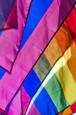 Rotterdam gururu sırasında birkaç gökkuşağı bayrağının yakın çekim soyut ve renkli bir desen oluşturma