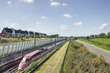 Lansingerland, Hollanda, 13 Eylül 2018: Kırmızı hızlı tren Amsterdam ve Rotterdam arasında hızla ilerliyor.