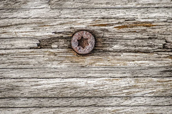 Detail Šedého Ošlehaného Dřevěného Povrchu Jedním Šroubem Šesticípým Otvorem Tvaru — Stock fotografie