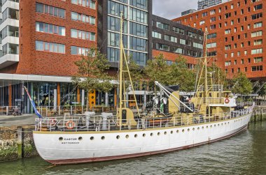 Rotterdam, Hollanda, 3 Ekim 2019: Tarihi çok işlevli donanma gemisi Castor, arkasında Montevideo iskan binası bulunan Rijnhaven limanına demirlemiş.