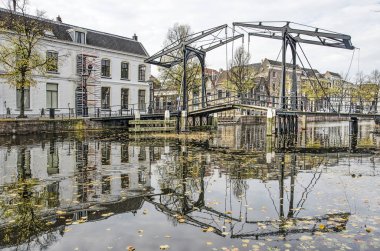 Schiedam, Hollanda, 23 Ekim 2019: Apple Market köprüsü, düşen yapraklarla benekli, Long Harbour 'un sakin suyuna yansıyor.