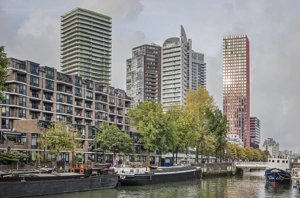 Rotterdam Oktober 2019 Uitzicht Langs Scheepmakershaven Met Binnenschepen Bomen Herfstkleuren — Stockfoto