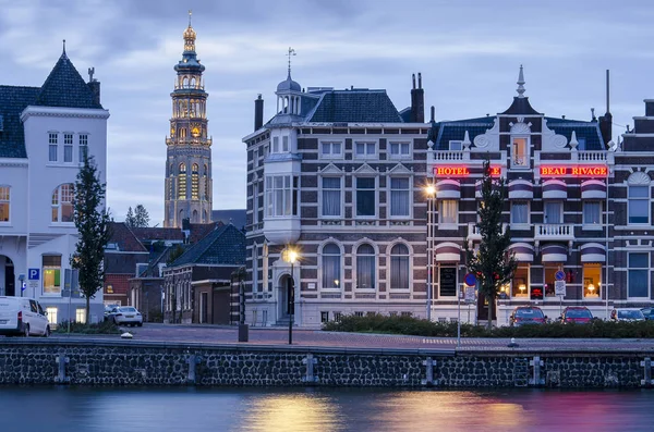 2019年10月10日オランダ ミデルブルク 運河を渡って町の中心部へ向かい 青の時間にランゲ ヤン教会の塔を見る — ストック写真
