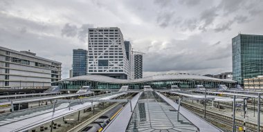 Utrecht, Hollanda, 13 Ekim 2019: Platformlar ve merkez istasyonun ana salonu boyunca güneyden bakıyor