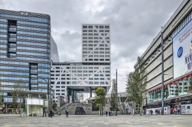 Utrecht, Hollanda, 13 Ekim 2019: Merkez İstasyonun batı girişi, bitişik Jaarbeursplein Meydanı, Dünya Ticaret Merkezi, Şehir Ofisi ve Beatrix Tiyatrosu