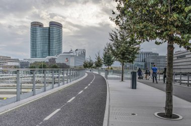 Utrecht, Hollanda, 13 Ekim 2019: Demiryolu rayları üzerindeki Moreelse köprüsü boyunca yayalar ve bisikletler için ağaçlarla dikilmiş.