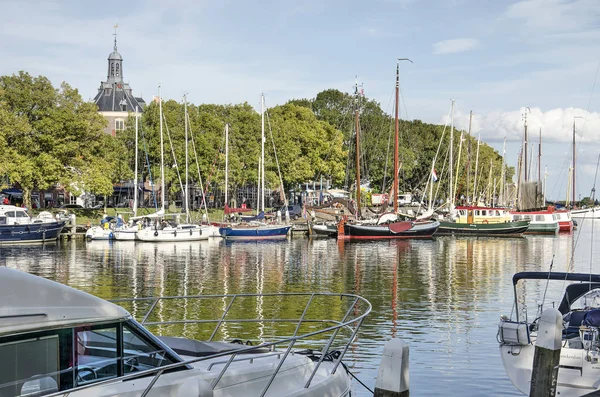 Enkhuizen Holandia Września 2019 Widok Port Zewnętrzny Mieszanką Historycznych Nowoczesnych — Zdjęcie stockowe