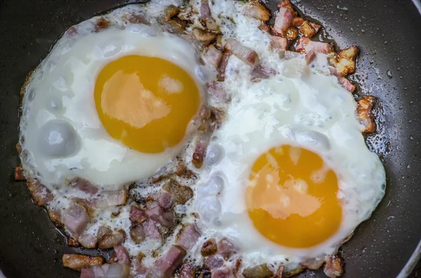 Vista Superior Dois Ovos Lado Ensolarado Com Bacon Uma Frigideira — Fotografia de Stock