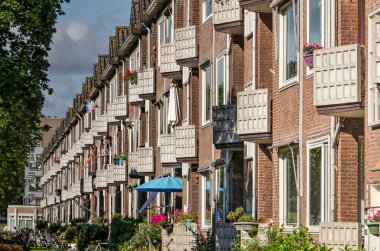 Zwolle, Hollanda, 28 Temmuz 2020: 20. yüzyılın ortalarından kalma tuğla bloklar ve Wipstrik mahallesinde tekrarlanan beton balkonlar.