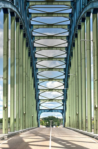 オランダ ツワレ2020年7月21日 歴史的橋の鋼製アーチの内側の道路をIjssel川を渡って眺め 1930年に完成 — ストック写真