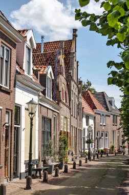 Hasselt, Hollanda, 2 Ağustos 2020: Heerengracht Kanalı 'ndaki tarihi kanal evleri sırasına bakın.