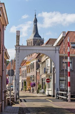 Hasselt, Hollanda, 2 Ağustos 2020: Tahta Sluisbrug (Sluice Köprüsü) eski şehrin güney girişi.