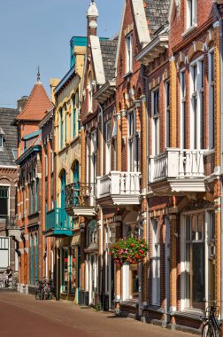 Kampen, Hollanda, 30 Temmuz 2020: 20. yüzyılın başında inşa edilen eski kasabadaki renkli evler.