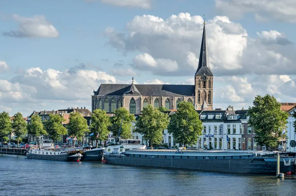 Кампен Нидерланды Июля 2020 Года Средневековая Церковь Бовенкерк Возвышается Над — стоковое фото