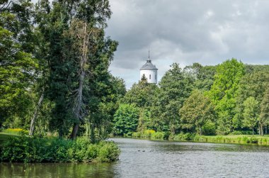 Coevorden, Hollanda, 28 Temmuz 2020: Surlardaki parkın manzarası, bir zamanlar etkileyici olan takviyelerden geriye kalan tek şey, arka plandaki su kulesi.