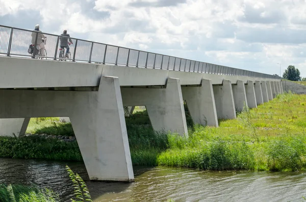 Kampen Holanda Julho 2020 Dois Ciclistas Uma Ponte Concreto Através — Fotografia de Stock