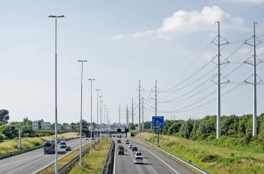 Delft, Hollanda, 13 Haziran 2020: Güneşli bir yaz gününde A4 otoyolundan Rijswijk ve Lahey 'e doğru bir viyadük manzarası