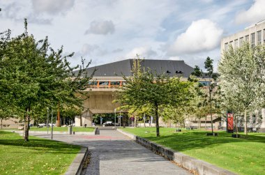 Delft, Hollanda, 4 Ekim 2020: Sonbaharda Delft Teknoloji Üniversitesi 'nin kampüsü. Uygulamalı fizik ve konferans salonu inşaatı ile güneşli bir günde.