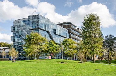 Delft, Hollanda, 4 Ekim 2020. Delft Teknoloji Üniversitesi kampüsü. Sonbaharda güneşli bir günde inşaat mühendisliği için bina.