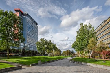 Delft, Hollanda, 4 Ekim 2020: Delft Teknoloji Üniversitesi kampüsü. Sonbaharda güneşli bir günde elektrik ve inşaat mühendisliği binalarıyla birlikte.