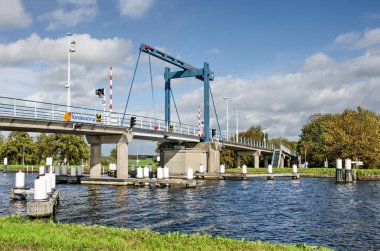 Schipluiden, Hollanda, 4 Ekim 2020: Yayalar ve bisikletçiler için Kandelaar köprüsü Delft ve Schiedam arasında Schie nehri boyunca