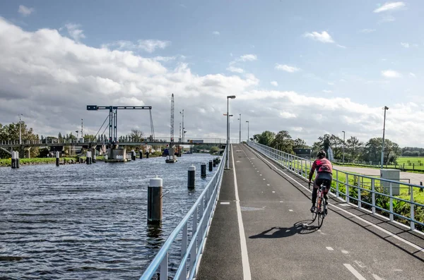 Schipluiden Netherlands October 2020 Cyclist Long Ramp Kandelaar Bridge Pedestrians — Stock Photo, Image