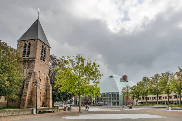 Spijkenisse September 2020 Het Marktplein Met Achtergrond Scheve Toren Van — Stockfoto