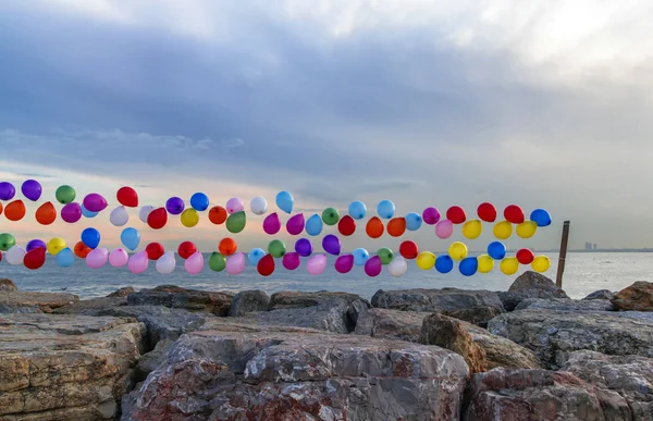 Renk balonlar çekim oyun ipe bağlı 