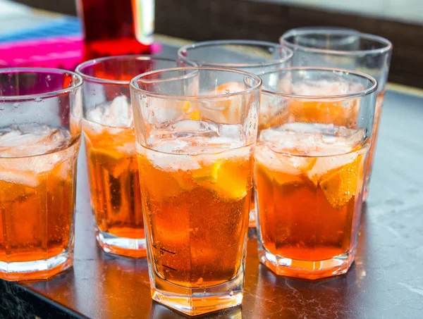 Açık Hava yakın çekim bir cam kokteyl hazırlama aperol üzerinde bağlı buz ile