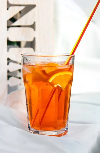 Açık Hava yakın kadar kokteyl bir bardak buzlu aperol beyaz zemin üzerine dayalı