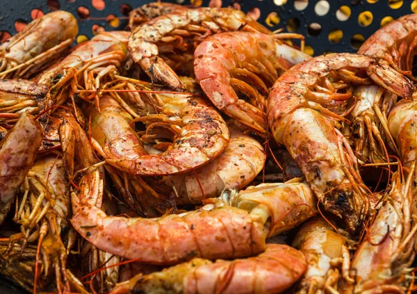 Artalanları karides langoustina yakın bir ızgara dan