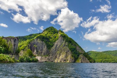 Vidraru Barajı ve çevresinde göl Vidraru dağlar yaz manzarasının. Romanya. Transfagarasan yol