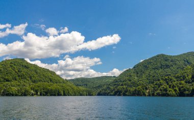 Dağlar göl Vidraru çevresinde görüntüleyin. Romanya. Transfagarasan yol