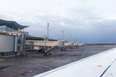 Uçaktan boş Havaalanı kapıları görüntülemek