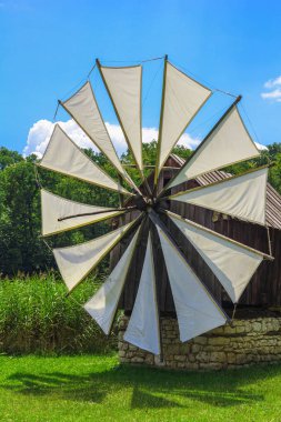 eski ahşap fırıldak dokuma kanatları ile güneşli gün fotoğraf