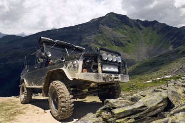 Dağlar yüksek Off-Road SUV yaz günü fotoğrafı