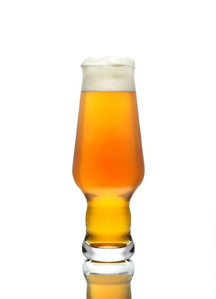 Ein Glas Helles Bier Auf Weißem Hintergrund Isoliert Stockbild
