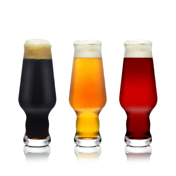 三杯黑色 浅色和红色啤酒在白色背景 — 图库照片