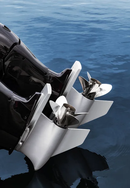Zwei Leistungsstarke Außenbordmotoren Über Dem Wasser lizenzfreie Stockbilder