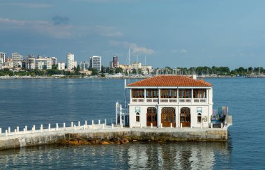 Istanbul. Asya kısmı. Kadıköy eski güzel bina, iskelede duruyor. Temmuz 2019