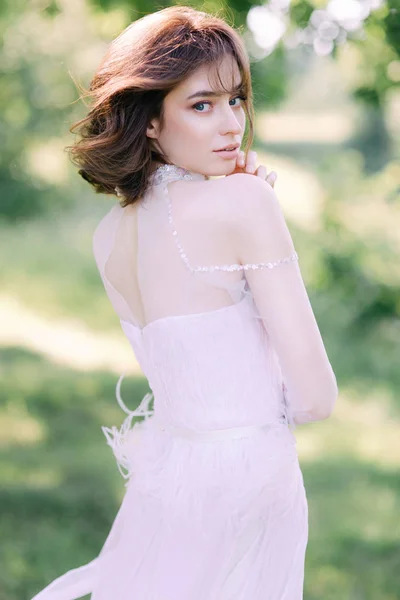 エレガントな白いドレスを着てファッション若い女性 — ストック写真