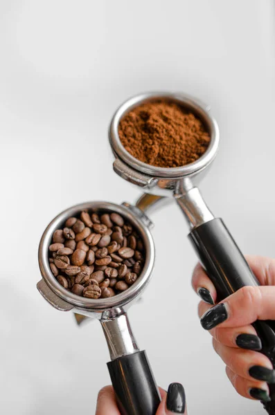 Kahve çekirdekleri ve portafilter    