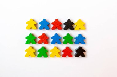 Gri arka planda renkli mezeler. Küçük insan figürleri. Masa oyunları. Mutluluk ve eğlence gelip geçiyor..