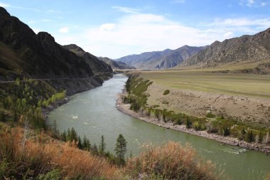 Dağlık bir alanda akan geniş bir nehir